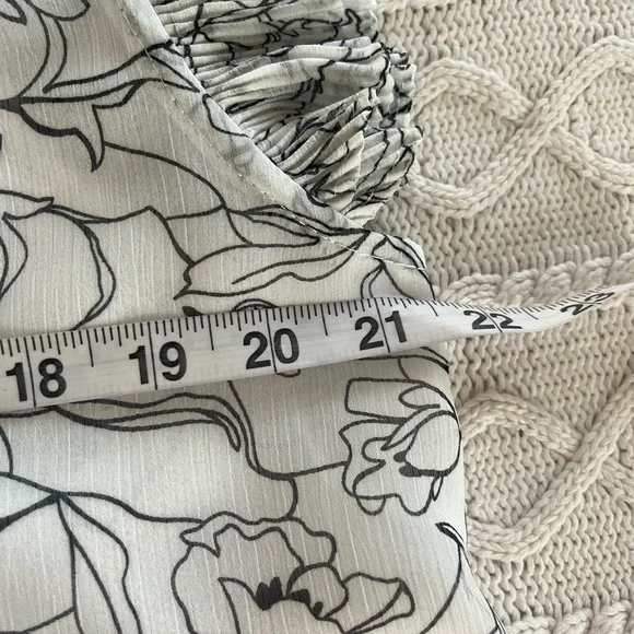 T Tahari Floral Cap Sleeve Top - Black and White Polyester, Women’s Size Large - Picture 14 of 16